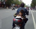 /album/nepochopitelne-hloupe-napady/homework-on-the-way-to-school-jpg/